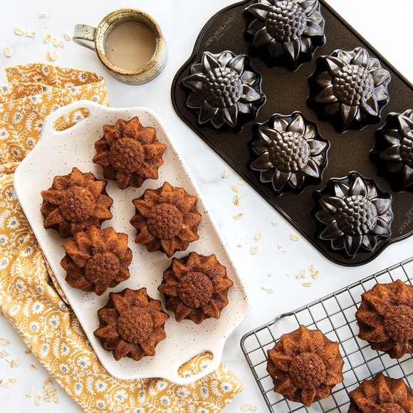 Nordic ware Sunflower Bundt Cakelet Cast Iron Baking Pan - Picture 1 of 7